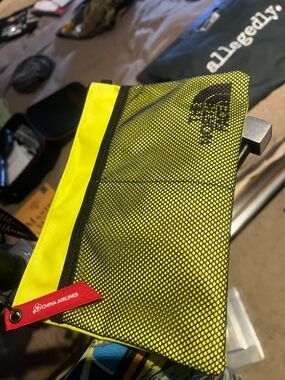 The North Face Yellow and Black Mesh Travel Pouch 🛍️